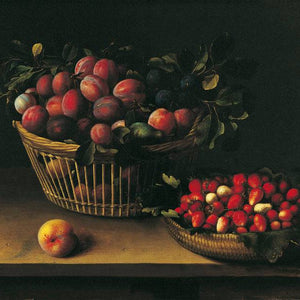 Corbeille de prunes et panier de fraises