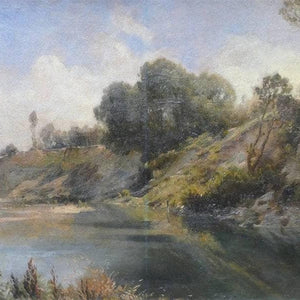 Flusslandschaft mit bewaldetem Ufer